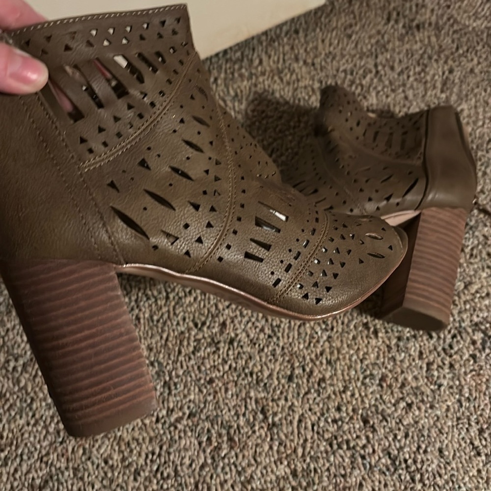 7.5 restricted, ankle boots, healed